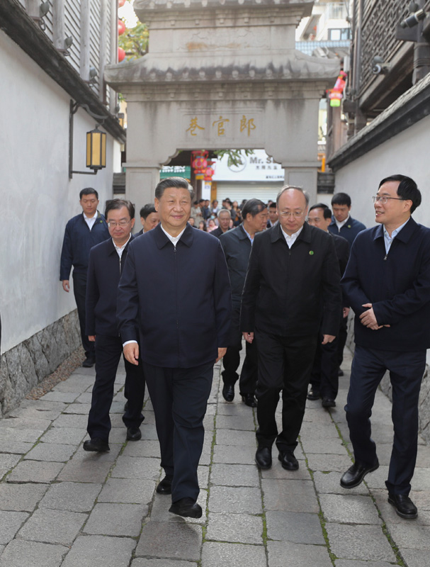 3月22日至25日，中共中央总书记、国家主席、中央军委主席习近平在福建考察。这是24日下午，习近平在福州三坊七巷历史文化街区步行察看郎官巷。新华社记者 王晔 摄